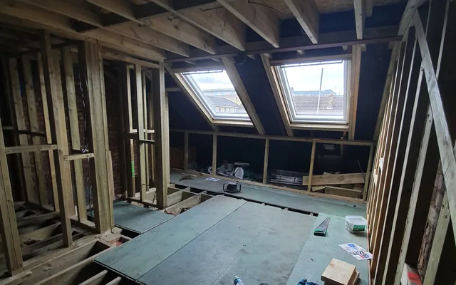 Dachausbau in Holzbauweise: Neue Konstruktion mit Dachfenstern während der Bauphase.