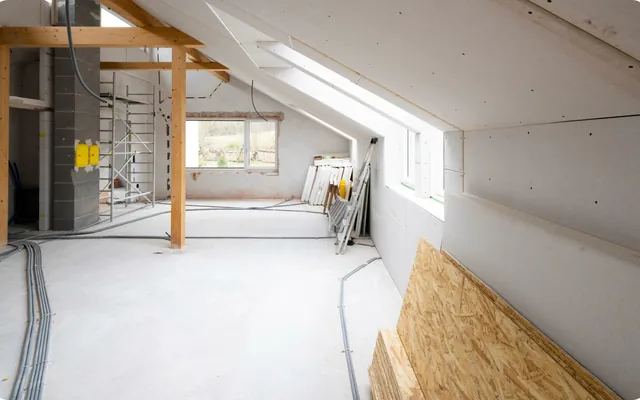 Dachgeschoß im Ausbau: Beplankung und Ausbau der neuen Wohnfläche.
