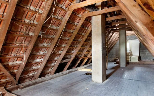 Dachboden im Bestand: Ausgangszustand vor dem Ausbau.