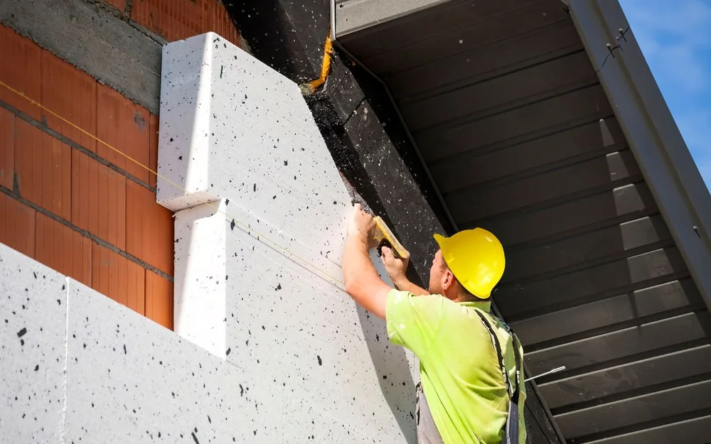 Montage der Wärmedämmung an einer Hausfassade