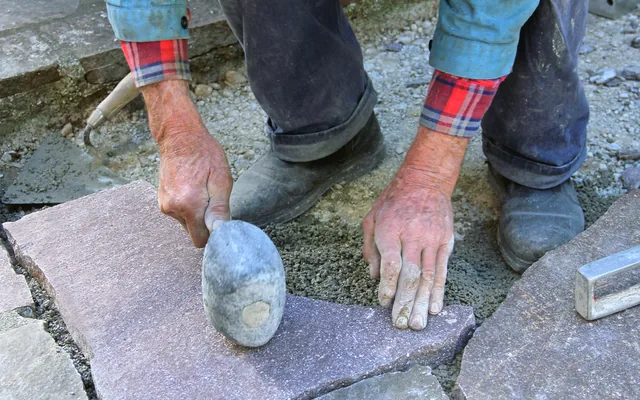 Steinplatten verlegen: Natursteinarbeiten im Außenbereich.