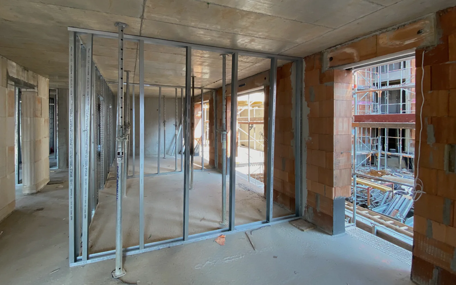 Neues Ständerwerk für Zwischenwände in einem Rohbau