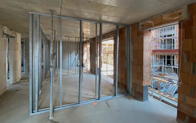 Neues Ständerwerk für Zwischenwände in einem Rohbau